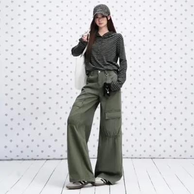 Alternative view of Women's Ruched Cargo Denim Jeans - Y2K Army Green Wide Leg Trousers